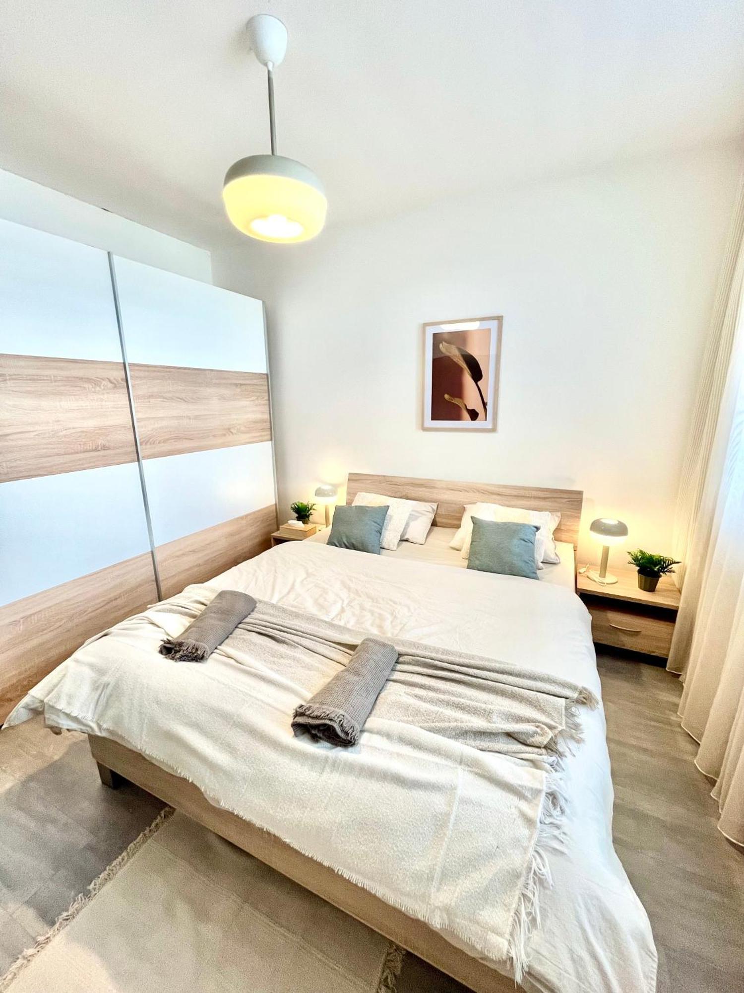 The Elite Suite Downtown 2- Bedroom Apt Ac & Garage Parking Bratysława Zewnętrze zdjęcie