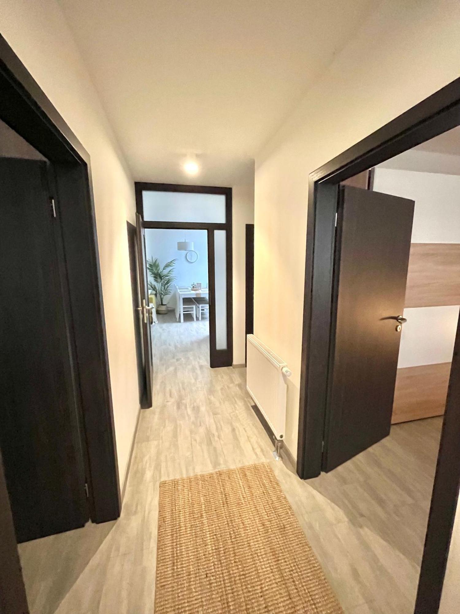 The Elite Suite Downtown 2- Bedroom Apt Ac & Garage Parking Bratysława Zewnętrze zdjęcie