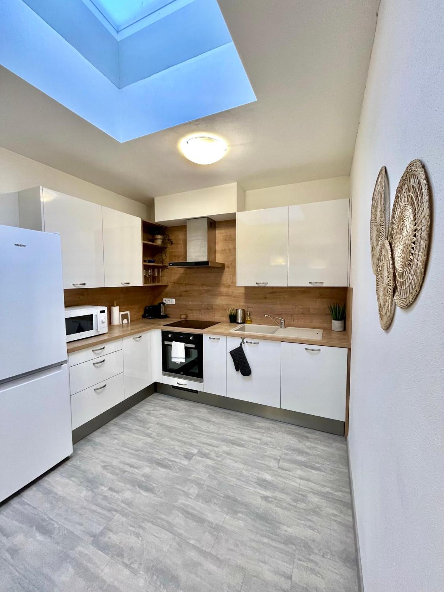 The Elite Suite Downtown 2- Bedroom Apt Ac & Garage Parking Bratysława Zewnętrze zdjęcie