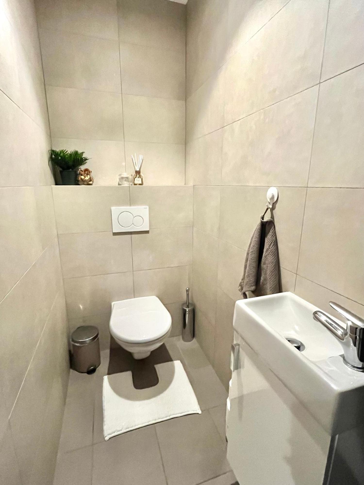The Elite Suite Downtown 2- Bedroom Apt Ac & Garage Parking Bratysława Zewnętrze zdjęcie