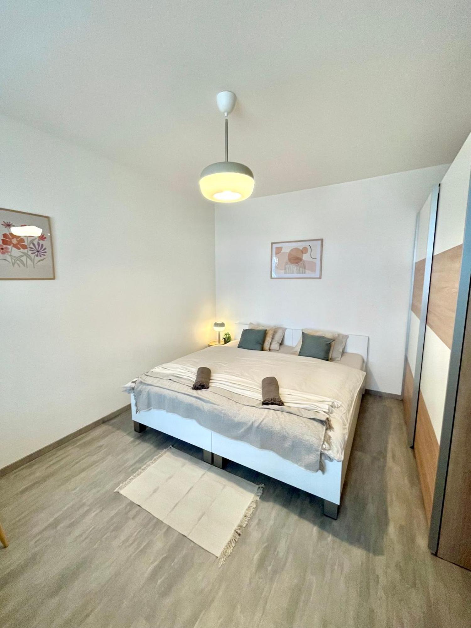The Elite Suite Downtown 2- Bedroom Apt Ac & Garage Parking Bratysława Zewnętrze zdjęcie