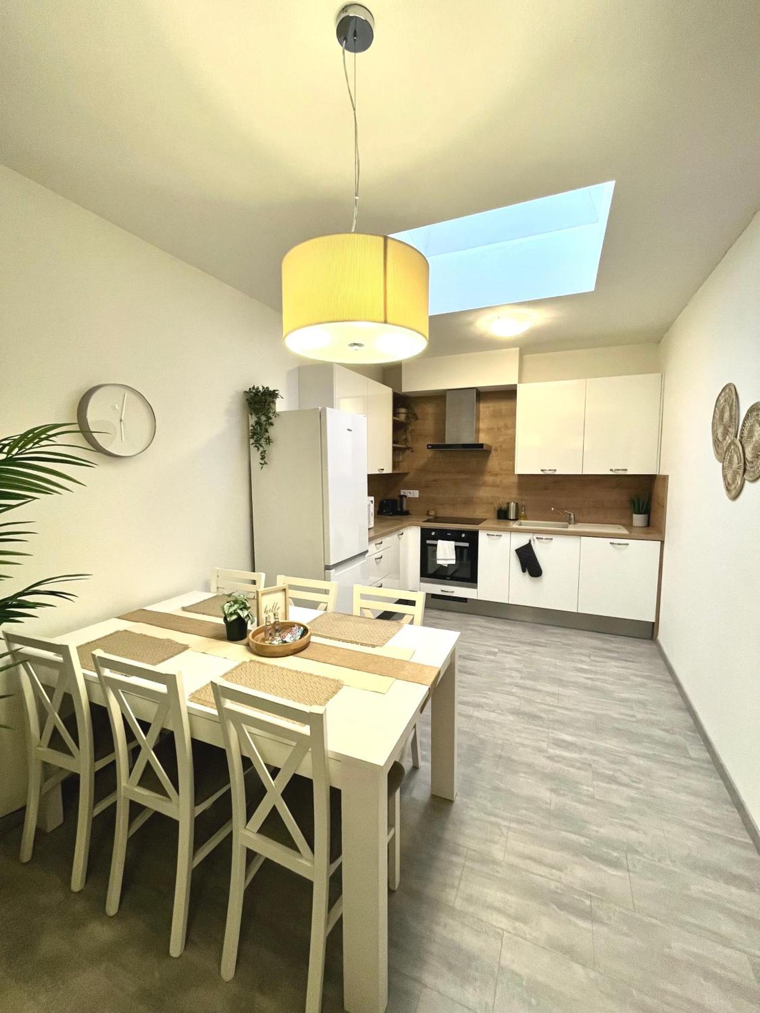 The Elite Suite Downtown 2- Bedroom Apt Ac & Garage Parking Bratysława Zewnętrze zdjęcie