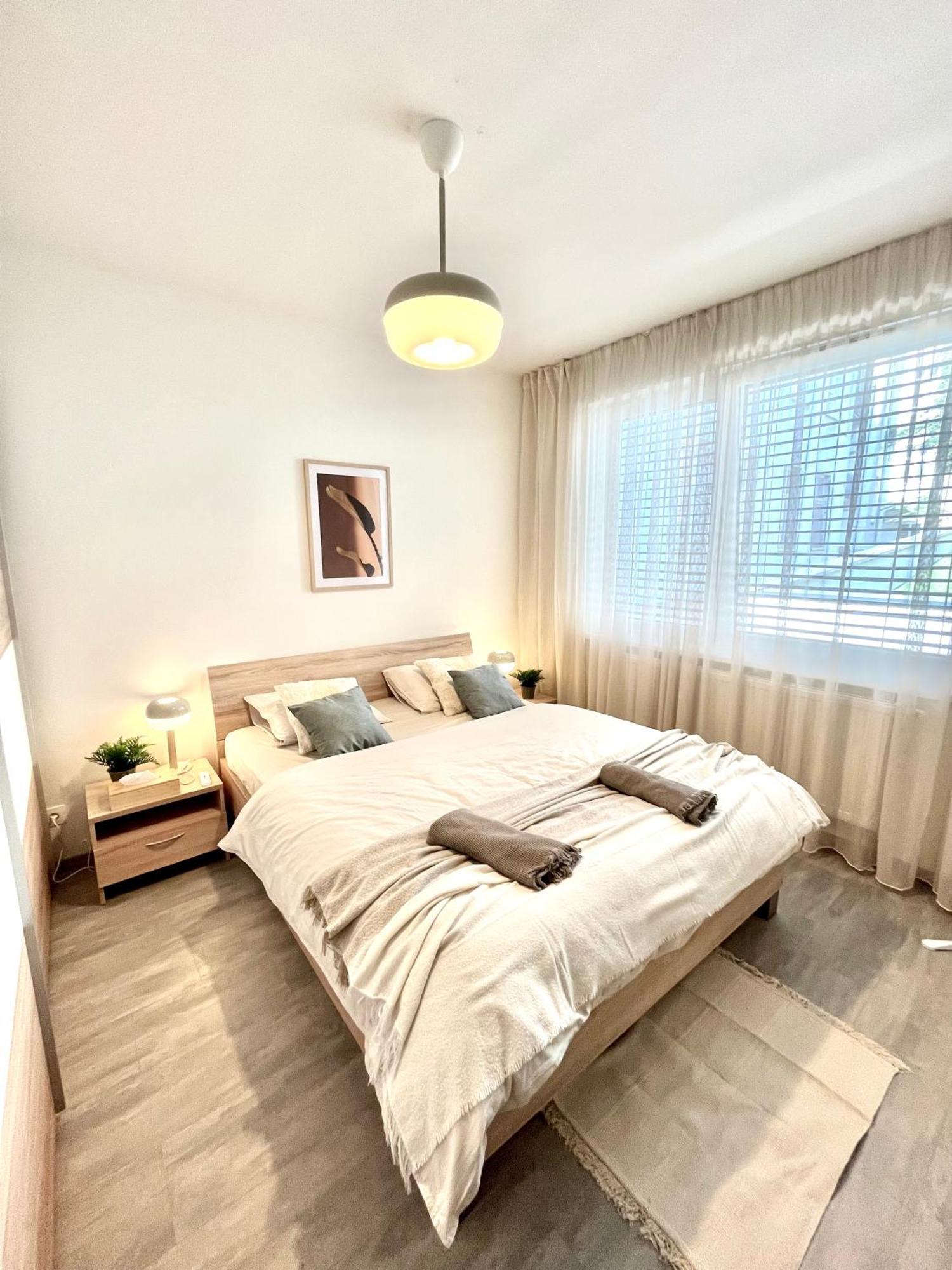 The Elite Suite Downtown 2- Bedroom Apt Ac & Garage Parking Bratysława Zewnętrze zdjęcie