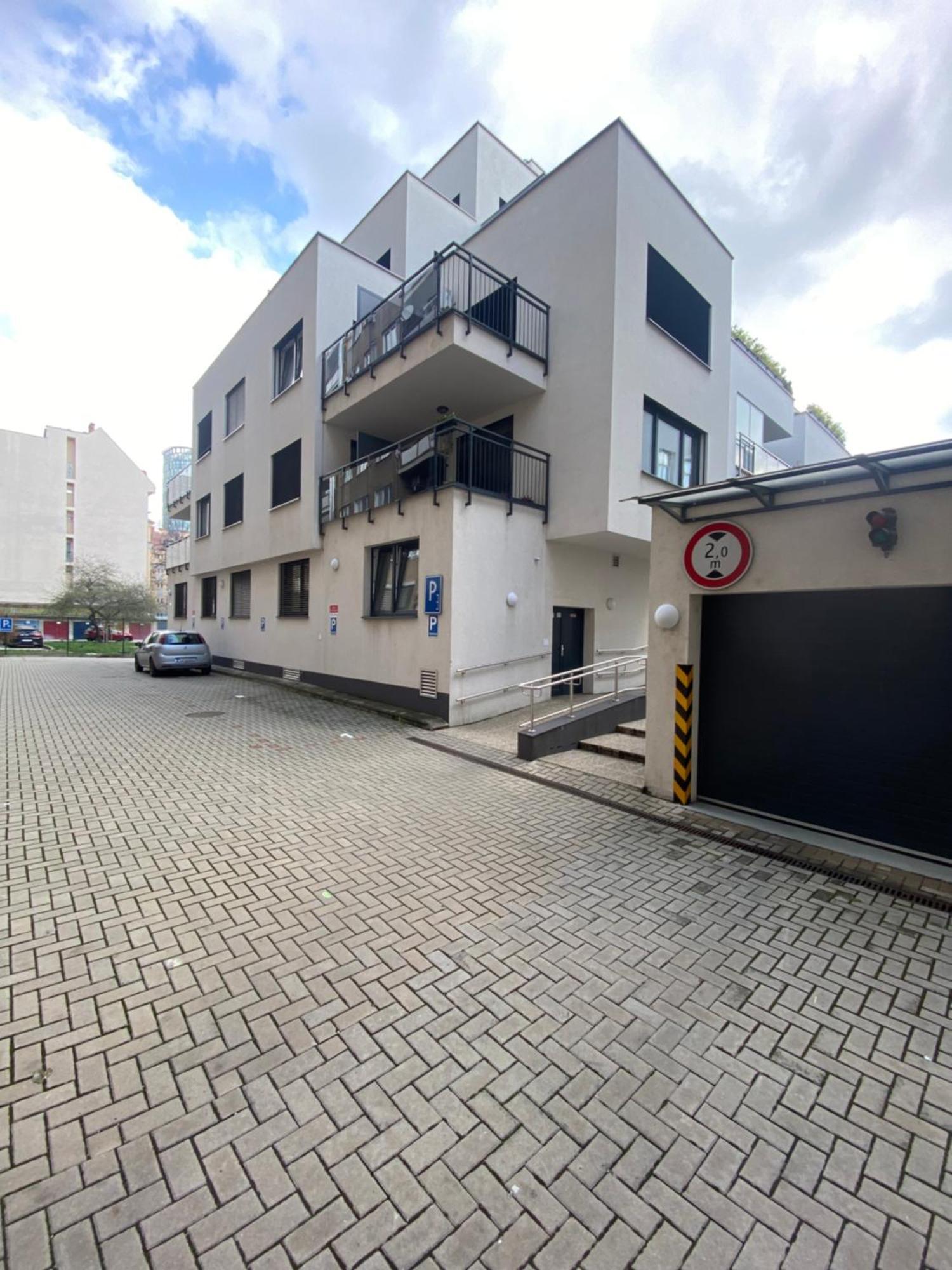 The Elite Suite Downtown 2- Bedroom Apt Ac & Garage Parking Bratysława Zewnętrze zdjęcie